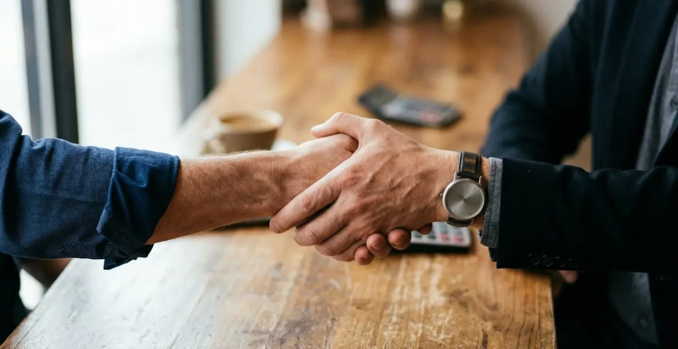 Poignée de main symbolisant un accord de partenariat stratégique entre entrepreneur et conseiller