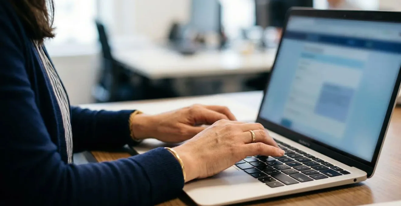 Ordinateur montrant un site officiel gouvernemental flou en arrière-plan